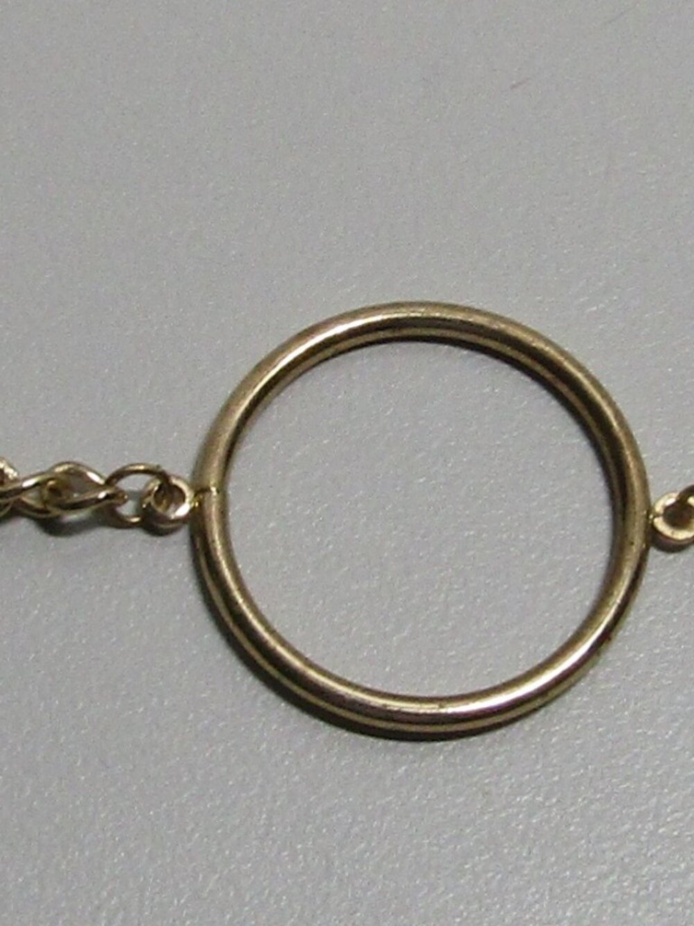 gold tone chain bracelet with open circle in center 8.5"
